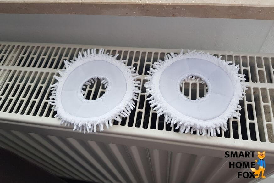 Две накладки Yeedi Mop лежат на подоконнике для просушки 